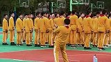 小朋友是一点不社恐，当这么多人面跳舞