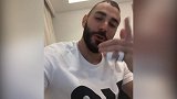 最靓的仔！本泽马直男自拍秀舞姿 左小指绑固定支架仍未痊愈