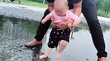 这就是爸爸带孩子，让孩子尽情的玩水不怕感冒吗