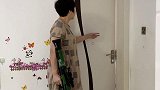 两只懒猫不起床，教训一下！