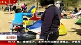 北京早晨-20120409-草坪能否踩.公园有规定