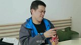 小伙卖东西，假装拧瓶盖套路美女，结局太搞笑了