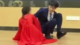 女生台上表演舞蹈，和主持人发生碰撞