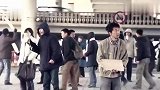 不许抢劫民工找工作被车撞，女司机赔钱他不要，不料却因祸得福