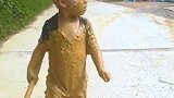 熊孩子浑身是泥，回家等着挨揍