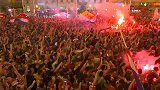 广场关灯配合烟火效果！克罗地亚国内球迷瞬间爆发