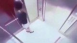 女白领在电梯内焦急万分，回看监控才知道她做了什么