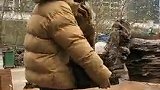 木雕小姐姐一转身，感动了无数人，我流泪了