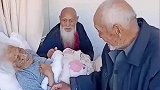 双胞胎儿子看望108岁妈妈