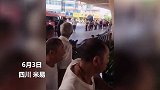 四川一皮卡疑似失控直接冲撞人群，致现场8人受伤
