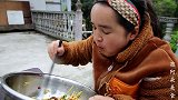 苗大姐炖牛腩，5个爆辣椒拌一盆面，端起盆吃辣得嘴脸狰狞