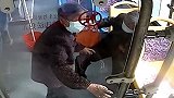上海浦东：八旬老翁突发脑出血，公交司机3分钟救下他性命