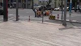 幼儿园老师带孩子们上街
