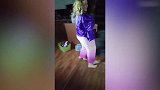 孩子，你们两个怎么穿一件衣服啊！这下惨了吧！
