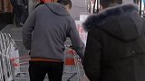 石家庄一超市用购物车自制旋转门，顾客纷纷排队有序入场办法总比困难多 厉害