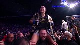 UFC史上第一位双腰带女子选手就是这么大牌！连路都不用自己走