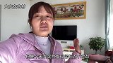 媳妇发现电视柜支腿不对称，喊老公把它调换一下，这样看着才顺眼