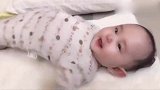 小宝宝睡醒后看到妈妈开心得一直挥手，像拍打翅膀似的真是太萌了