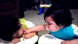 小姐姐看妹妹睡着立马出手抢走妹妹手里吃的，妹妹秒醒瞬间大哭了