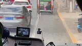 公路上偶遇逆行玩具车，路过的人都是一脸无奈