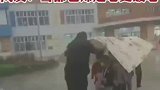 阿勒泰市大雨来袭，老师DIY雨伞护送萌娃