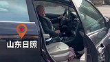 女儿喝完喜酒，70岁的妈妈开车来接闺女回家