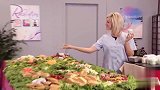 国外恶搞，路人做美容，不料醒了被食物包围，最后路人也吃了起来