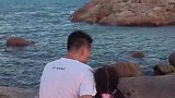 父女俩在海边，风景真的好美呀