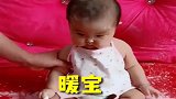 上厕所功夫，萌娃就又开始作妖了，妈妈：亲生的洗洗还能要！