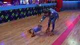 五胞胎滑冰,莱利一边滑一边数摔倒了几次,妈妈哈哈大笑