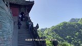 武当山上的龙头香，建在悬崖峭壁之上，为了烧香有不少人摔下去