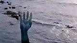 无人机拍下海边有一只怪手，建在这里是什么寓意