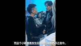 肖战后台和张大大聊天，被路人一秒蹭合影