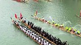 这一幕把人看呆，划龙舟演变成打水仗
