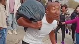 就你这装扮还想过江，没看见都在嘲笑你吗，你游泳技能是有多么好