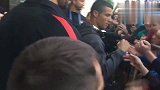 国家队抵达俄罗斯！ C罗受战斗民族热烈追捧