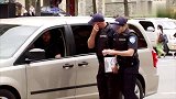 司机被临检夹手指报复警察，孩子看见后纷纷起哄，逗乐路人