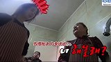 婆婆教咸素媛用手刮鱼鳞，咸素媛怎么也学不会，婆婆很无奈