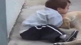 自闭症小男孩初次和小狗狗交流，接下来狗狗的举动，看哭了