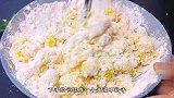 玉米面倒开水里烫一烫，出锅太好吃了，吃过的人连连称赞，太香了