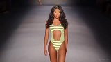 时装秀：美女模特泳装走秀，这身材堪称完美