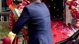婚礼现场“热浪”突然袭来，新郎第一时间护住新娘