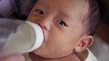 刚满月的小宝宝，咕咚咕咚喝奶好满足，这是不是牛饮的节奏啊？
