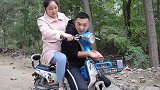 二货司机跑摩的遇美女，不想被美女占便宜，结局笑趴了