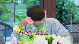 张艺兴身体不舒服，录制暂停直接昏倒，黄渤留下照顾
