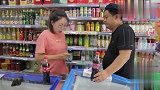 小伙逛超市，竟花10元买走152元的饮料，美女老板被套的傻了
