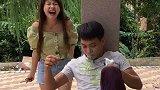 臭丫头，你把我饮料袋剪破干啥