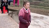 混血女娃回农村，这可太接地气了遍
