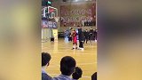 这是我见过的最秀的蒙眼扣篮 篮板愣了：你干嘛打人