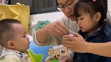 女儿是亲生的，儿子就是捡来的，爸爸这么做实在太过分了！